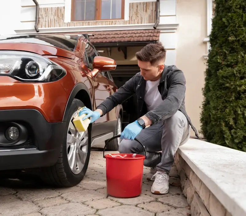 Lavage auto à domicile Épron : professionnel intervenant sur un véhicule